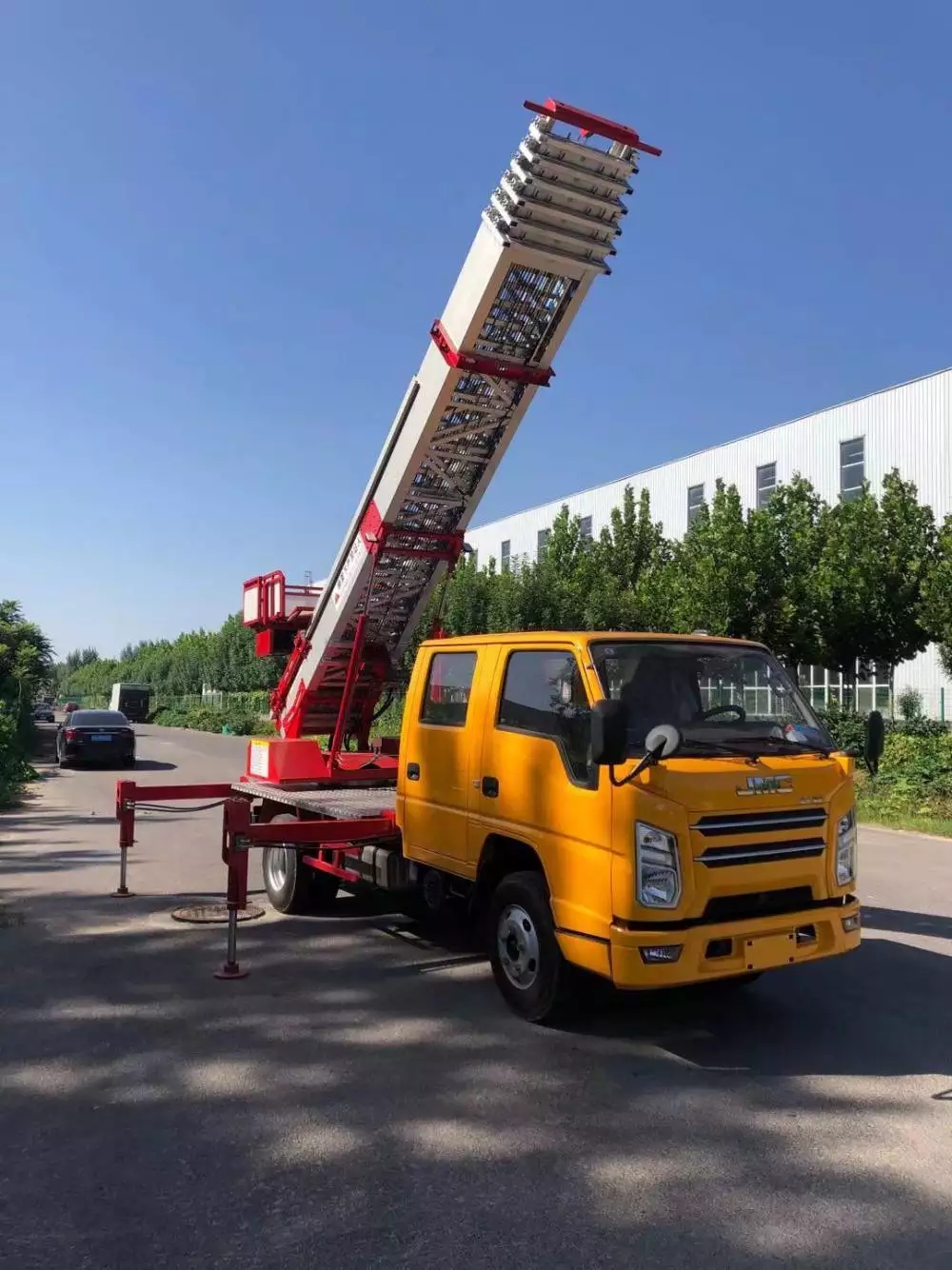 许昌附近的云梯车出租服务：轻松解决高空作业需求