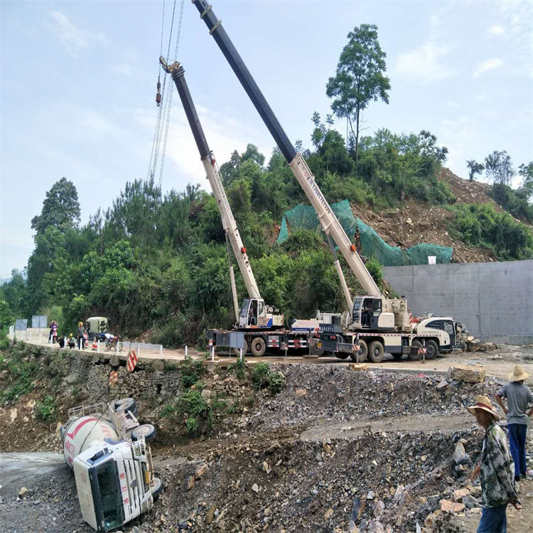 许昌汽车掉沟里叫吊车救援要多少钱